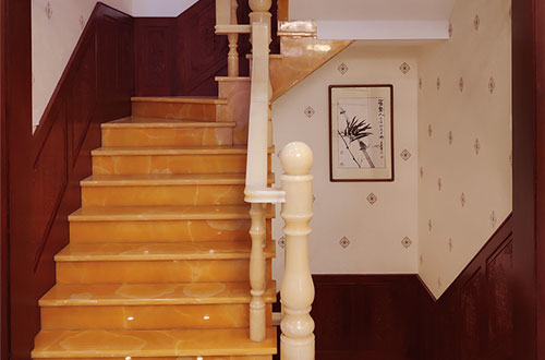 和平镇中式别墅室内汉白玉石楼梯的定制安装装饰效果